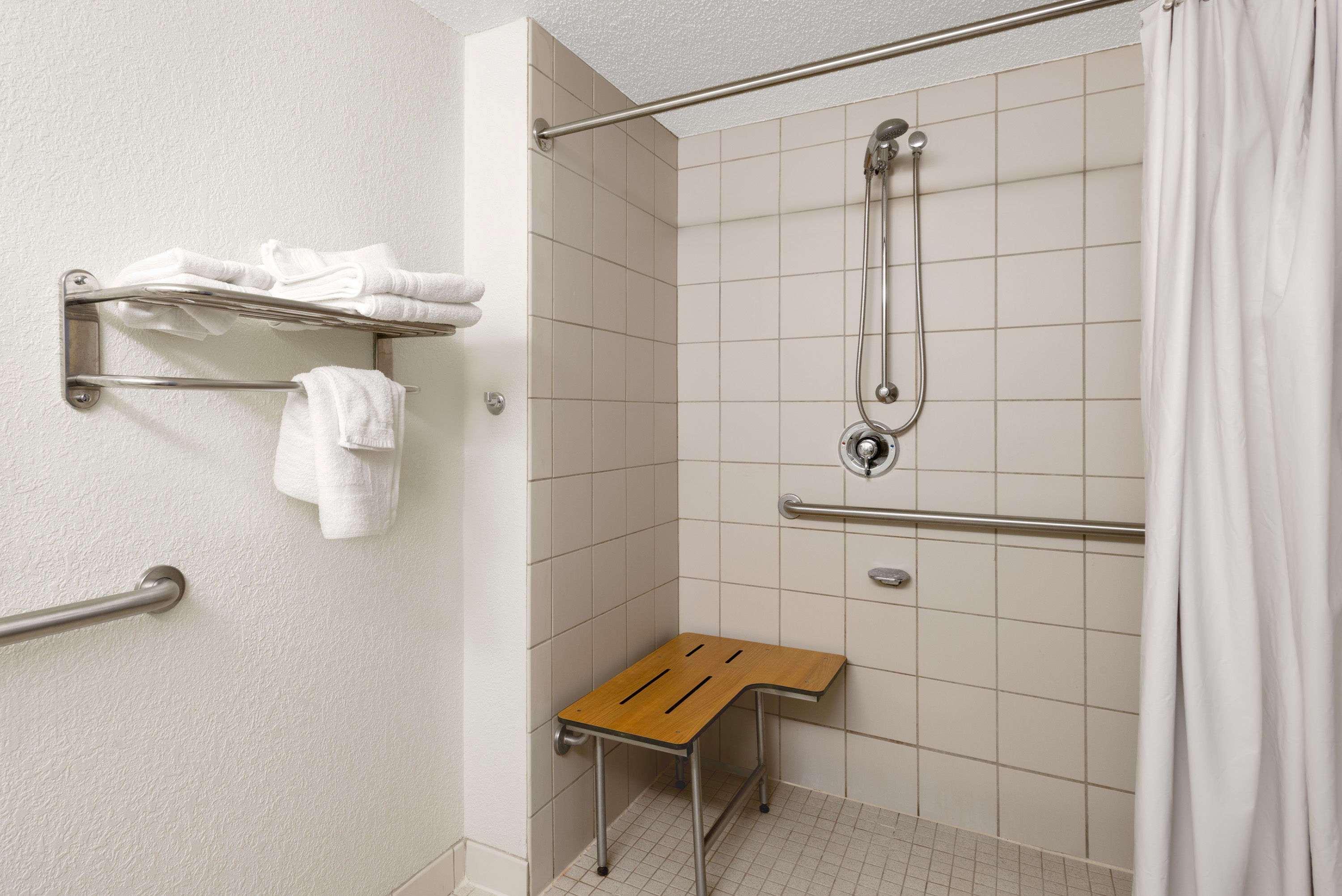 Days Inn By Wyndham Geneva/Finger Lakes Extérieur photo